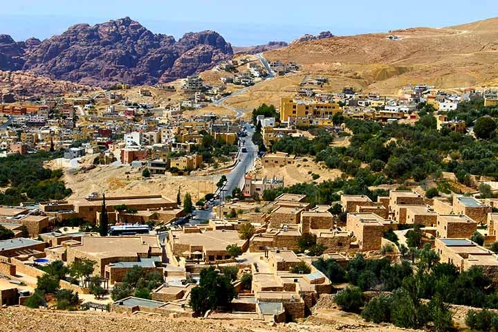 Os moradores de Wadi Musa vivem em uma comunidade que equilibra tradição e modernidade. Muitos deles são descendentes dos beduínos que um dia habitaram as cavernas de Petra.