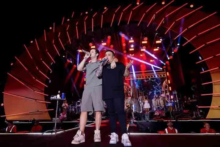 Na época, a canção teve mais de 180 milhões na internet e passou a ser tocada nas rádios Brasil afora. 

