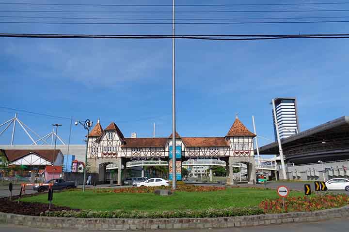 Outra atração é o SC Gourmet, com foco em gastronomia, que reúne expositores, mestres cervejeiros, cachaciers, chocolatier, baristas etc no Parque Vila Germânica.