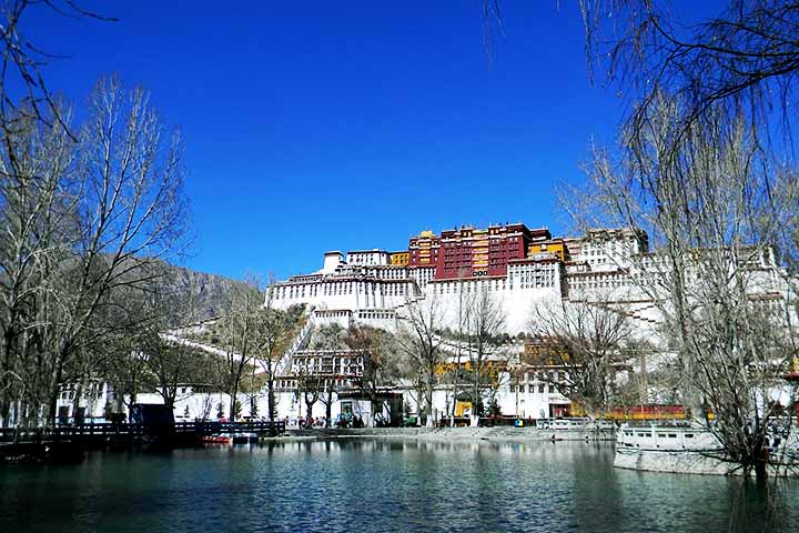Palácio de Potala - Fortaleza construída no século 17, fica na cidade de Lhassa, capital da região autônoma do Tibete - ocupada pela China desde 1950. Está localizado a 3.700 metros de altitude e conta com imensas muralhas interiores.


