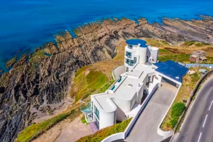 Mas nada parece suficiente para atrair o interesse de compradores da casa triste. O que será que impede os negócios? Para os supersticiosos, é um prato cheio. 