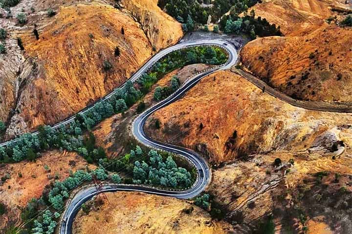 Já a Highway 1 é totalmente contínua e dentro de um único país, consolidando-se como a maior estrada nacional do mundo e um dos maiores desafios para viajantes aventureiros.