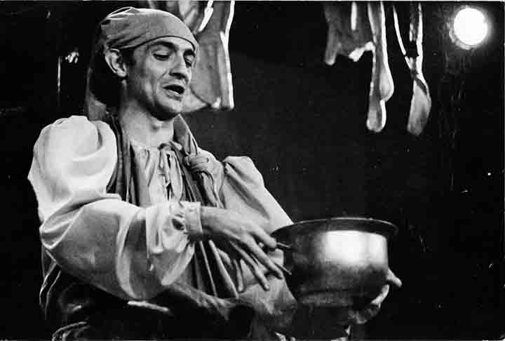 Durante a década de 1970, atuou em diversas montagens teatrais. Entre elas, Hair (1970), Jesus Christ Superstar (1972), Bodas de Sangue (1973) e A Mandrágora (1975). 