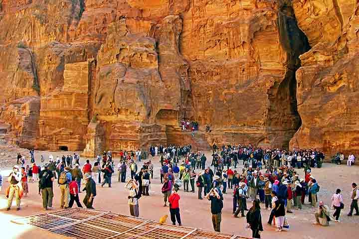 Hoje, esses beduínos continuam desempenhando um papel essencial na experiência dos turistas, trabalhando como guias, oferecendo passeios a cavalo, camelo ou jipe, além de vender produtos típicos, como joias de prata e tecidos artesanais.
