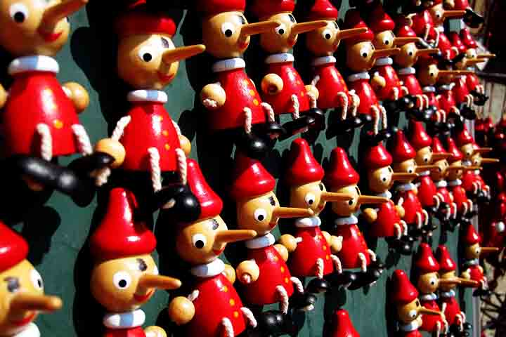 A imagem de Pinóquio com o nariz grande se tornou muito popular e até hoje é possível encontrar produtos que reproduzem sua figura. 

