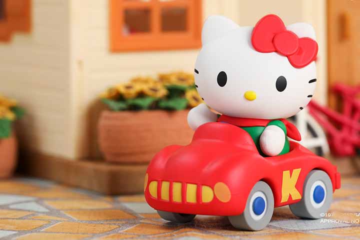 Apesar de ser uma personagem sem boca, a Hello Kitty consegue expressar uma variedade de emoções e personalidades por meio de suas diferentes poses e dos acessórios.