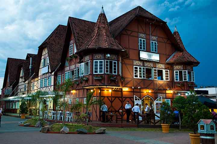 Muita gente tenta visitar Blumenau nos períodos das festas. Nos eventos, o público pode se informar sobre os hábitos de apreciação da cerveja, como as normas de pureza e os diferentes tipos e sabores. 