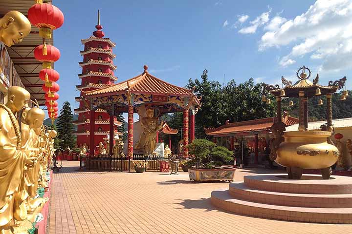 Mosteiro dos Dez Mil Budas - Templo localizado em Sha Tin, em Hong Kong, território autônomo da China, foi construído em meados do século 20.
