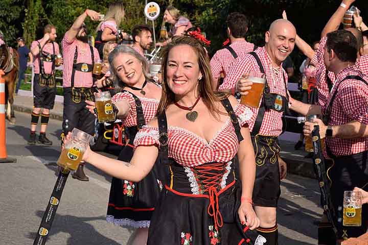 Além disso, Blumenau (SC) é conhecida no Brasil todo como sede da Oktoberfest, que há 30 anos atrai milhares de pessoas em busca de diversão e hectolitros de cerveja. 