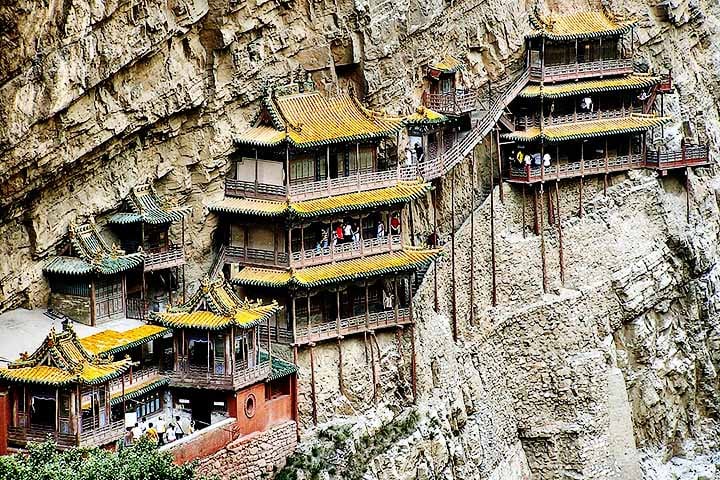 O ponto religioso é uma das atrações turísticas mais famosas da região de Datong, juntamente com as grutas de Yungang. De acordo com os registros históricos, o templo foi construído no ano 491 da era cristã.