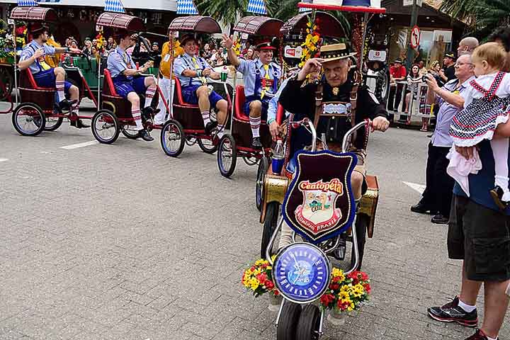 O evento costuma ter balcões de atendimento para compra de comidas e bebidas em altura adequada para pessoas que utilizam cadeira de rodas. Além de banheiros adaptados para cadeirantes e ostomizados.
