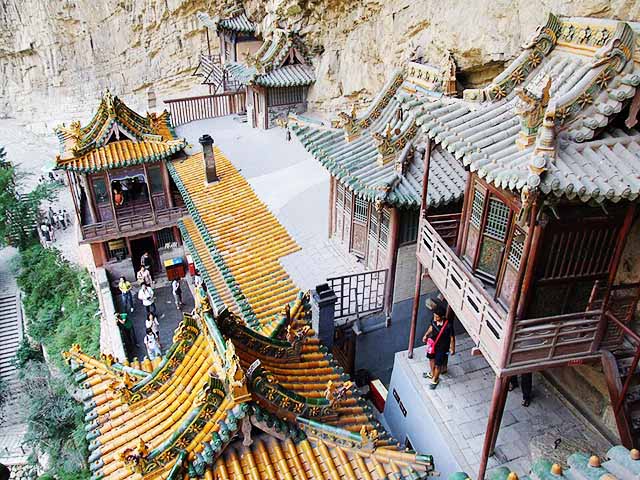 Mosteiro Xuankong ou templo suspenso - Erguido em um precipício de 75 metros de altura, em meio a uma vasta natureza. O templo que mais parece um “milagre” arquitetônico por sua localização surpreendente fica na província de Shanxi. 