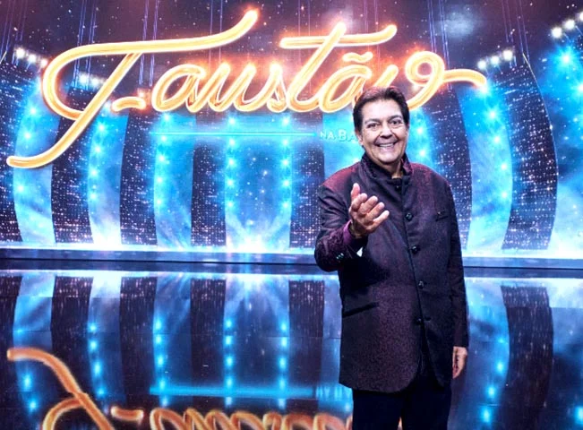 Mais surpreendente ainda foi o retorno de Fausto Silva à Band, onde esteve no início da carreira. Contudo, por motivos de saúde, ele não conseguiu continuar à frente da atração semanal, visto que passou por um transplante de coração. 