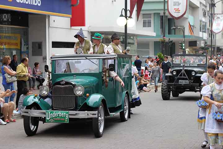 Em Blumenau, a festa foi recriada, principalmente por ser a cidade com o maior número de descendentes alemães. O evento se tornou a  segunda maior festa germânica do mundo e a maior das Américas.