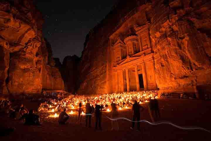 Visitar Petra é mais do que conhecer um sítio arqueológico. É mergulhar em uma história de comércio, religião, engenharia e resistência. É caminhar por trilhas que foram palcos de rituais, negócios e batalhas.