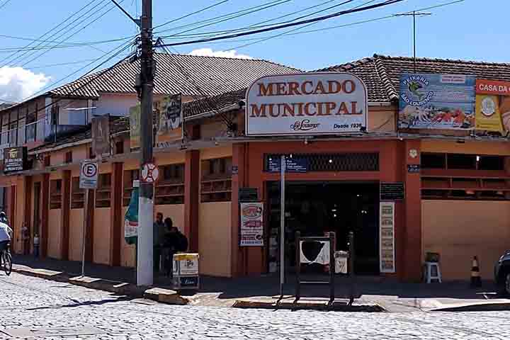 O Mercado Municipal de São Lourenço, localizado no bairro Vila Nova, é um ponto tradicional e charmoso da cidade, onde moradores e turistas encontram produtos frescos e artesanais típicos da região.