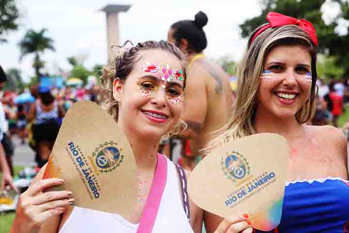 Os leques começaram a ser usados no carnaval no século 19, quando os leques Mandarim foram trazidos para a Europa. Atualmente, seguem vivos na festa, ainda mais por ser em época de verão, onde o calor é intenso nas capitais.