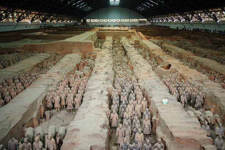 As representações de argila em tamanho real datam do final do século III a.C. Elas representam os exércitos de Qin Shi Huang, o primeiro imperador da China, entre 247 a.C. e 221 a.C. 
