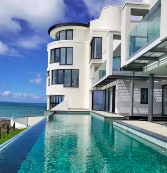 A casa foi apresentada no programa britânico Grand Designs e conta com uma piscina de borda infinita, além de um amplo espaço para lazer e festas.