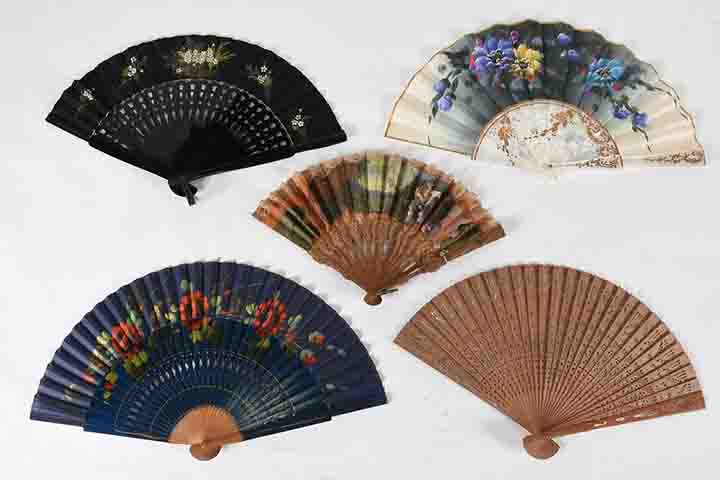 A introdução do leque no Ocidente ocorreu por volta do século XVI, durante o período das grandes explorações marítimas. Navegadores europeus que viajavam para o leste trouxeram consigo o leque, juntamente com outras mercadorias exóticas. 