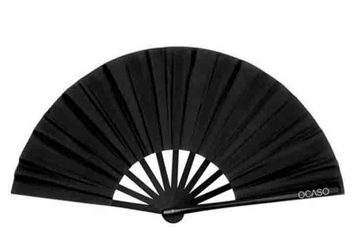 Aqui na América, após as Cruzadas, o objeto de abano já era conhecido entre os astecas e os incas. Quando os primeiros europeus chegaram, em 1519, Montezuma ofereceu seis leques para Fernando Cortez.