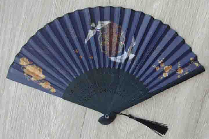 Além de dissipar o calor, eles eram usados também, assim como as flores, para transmitirem determinados códigos. Assim, os modos de manejá-los, por homens e mulheres, podiam passar mensagens inteiras sem que trocassem uma única palavra.