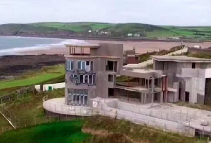 A propriedade à beira-mar, com design inspirado em um farol, ocupa uma área de 12 mil metros quadrados. Tem 8 quartos, 8 banheiros e 6 salas de estar. 