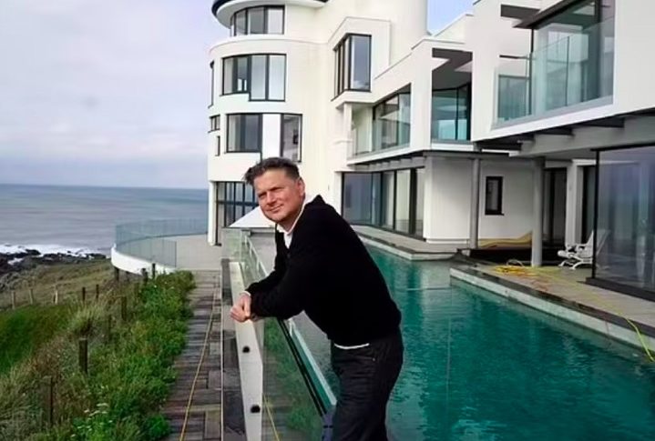 Para piorar, o dono ainda acumulou uma dívida de cerca de R$ 47,7 milhões! Após a separação, ele perdeu o interesse pela casa e nunca chegou a morar nela depois da reforma.