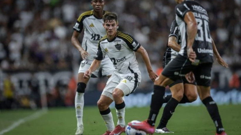 Com apenas três partidas pelo Galo desde sua chegada em fevereiro deste ano, zagueiro chileno de 18 anos abre o jogo à imprensa de seu país 