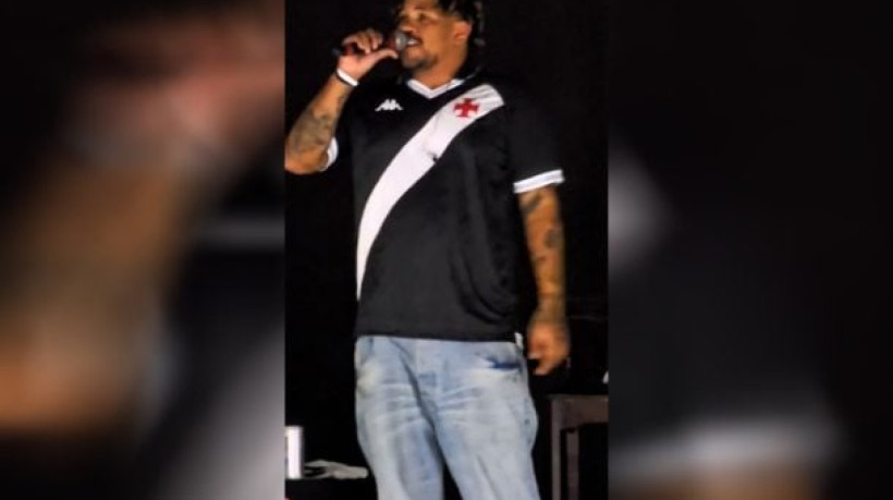 Rapper Luccas Carlos aparece com novo uniforme preto do Cruz-Maltino, que será lançado de forma oficial no próximo dia 27