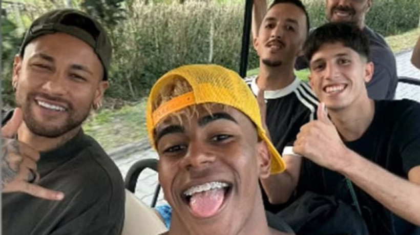 O craque do Barcelona e da Espanha vestiu a camisa da Seleção Brasileira e se divertiu com a molecada local 