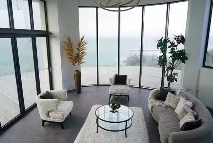 De acordo com o designer Kevin McCloud, do Grand Designs, celebridades, atores e comediantes já demonstraram interesse, mas não fizeram proposta. É uma história de arrogância, exagero e destruição de coisas da vida pessoal, opinou McCloud.