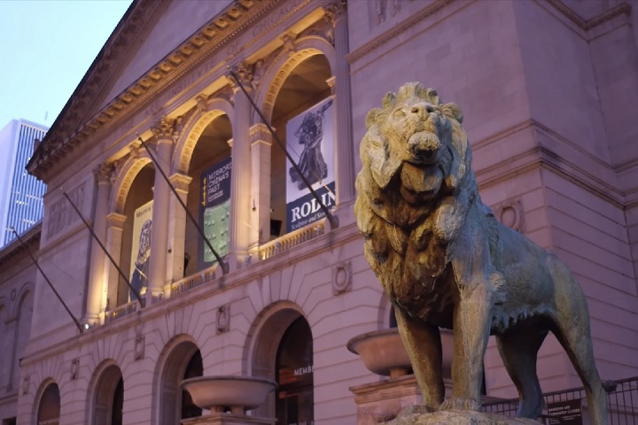 Tem ainda o Navy Pier, um pier com parque de diversões, restaurantes e vista para o lago, o Museu Field de História Natural e o Instituto de Arte de Chicago (foto), que abriga obras como American Gothic.