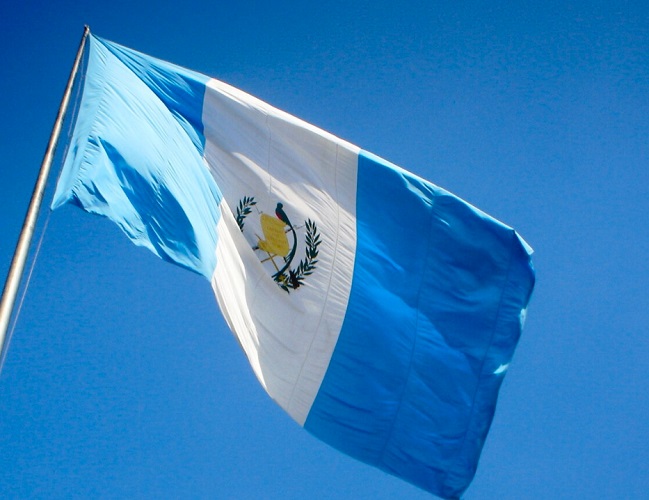 Uma relíquia do século X encontrada na Guatemala mostra um maia fumando folhas de tabaco amarradas, sugerindo que a prática remonta a mais de dois milênios.