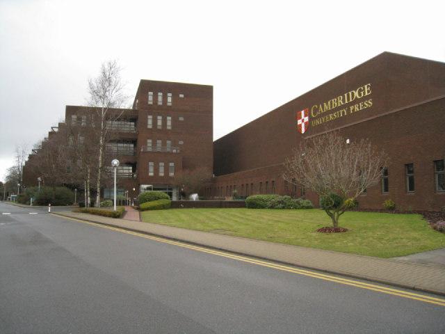 Na juventude, Darwin partiu para Edimburgo, na Escócia, a fim de estudar medicina, mas interrompeu o projeto e foi para Cambridge, onde pretendia se tornar um sacerdote anglicano. Foi na cidade que conheceu o botânico John Stevens Henslow, seu professor na universidade local, com quem obteve conhecimentos aprofundados de história natural. 
