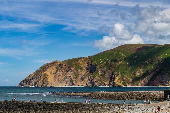 O lugar se destaca por seu litoral acidentado, com falésias, enseadas escondidas e praias boas para banhos de sol, natação e prática de esportes aquáticos. Exmouth, Sidmouth, Woolacombe e Saunton Sands são alguns dos destinos mais visitados.