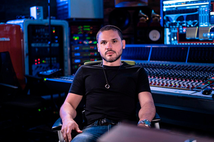 Dudu Borges, aliás, tem uma carreira que vai além do sertanejo. Responsável pela produção do hit “Ai, Se Eu Te Pego”, que deu a Michel Teló sucesso internacional, ele produziu faixas da cantora mexicana Dulce Maria e já trabalhou com Ivete Sangalo.

