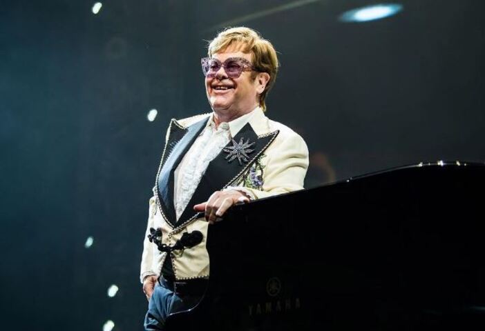 Elton John (1947-) - Com o  Emmy recebido em janeiro de 2024 por Melhor Especial de Variedades, o cantor Elton John passou a ser detentor do EGOT. Ele é um dos produtores do especial Elton John: O Show da Despedida e, por isso, recebeu a estatueta do prêmio da Televisão. 