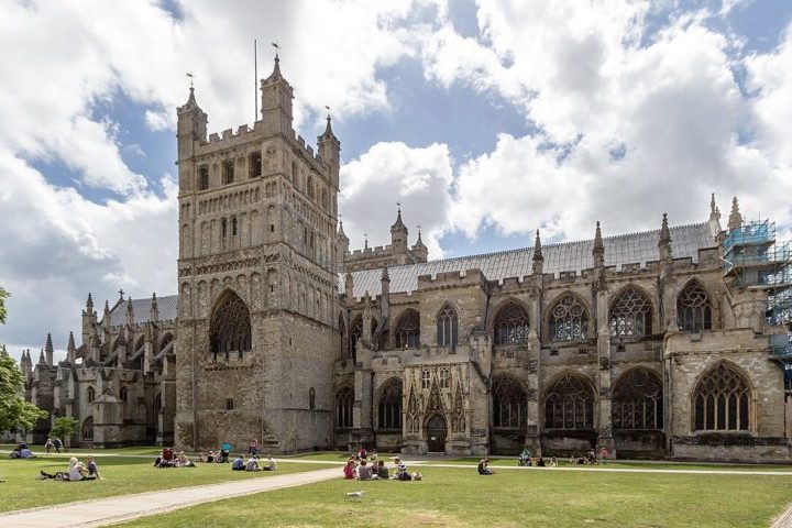 Isso sem falar na capital do condado, Exeter, uma cidade histórica com um centro medieval bem preservado, uma imponente catedral gótica e um mercado de rua muito popular.