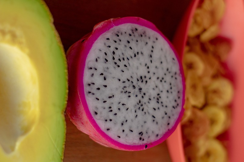 Por fim, é uma fruta com alto teor de água, o que ajuda a manter o corpo hidratado, especialmente em dias quentes ou após atividade física. Além de contribuir para a formação de colágeno, o que ajuda a manter a pele saudável.