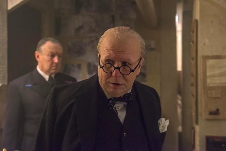 Oldman passou por uma transformação física impressionante para viver o ex-primeiro-ministro britânico Winston Churchill, reforçando ainda mais sua reputação como camaleão do cinema.