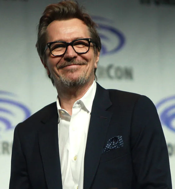 Dono de papéis marcantes em filmes como Drácula de Bram Stoker, de 1992, e Batman: O Cavaleiro das Trevas, de 2008, Gary Oldman completou 67 anos em março de 2025.
