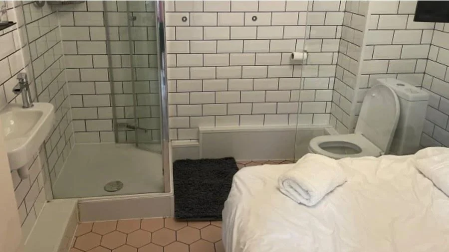 Em  julho de 2023, por exemplo, um turista americano passou por uma decepção que repercutiu na internet.  O professor David Holtz esperava um quarto confortável, mas ficou surpreso ao descobrir que o espaço era na verdade um banheiro com uma cama. 