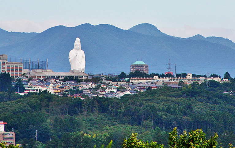 Sendai Daikannon (Japão) - 100m - Fica na cidade de Sendai. Inaugurada em 1991. Na mão direita tem uma gema dos desejos  e na mão esquerda tem um frasco que despeja a água da sabedoria. 