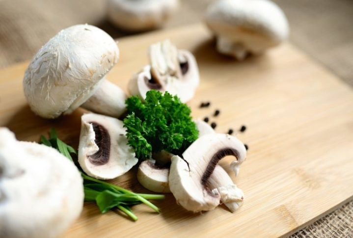 A matéria-prima é sustentável e passa por um tratamento de raios UV que eleva a quantidade de vitaminas no cogumelo, fazendo com que ele se torne um suplemento.