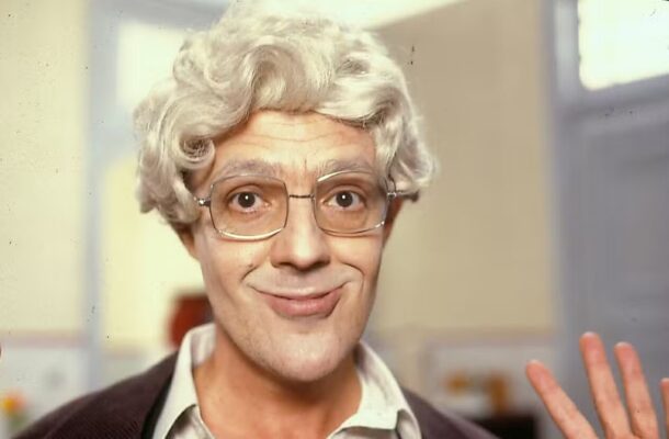 Entre 1988 e 1989, encarnou um de seus personagens mais populares, o velhinho Barbosa, do humorístico TV Pirata. O personagem se tornou tão popular que todo mundo passou a imitá-lo, dizendo seu bordão: “Barbosa, Clotilde”.