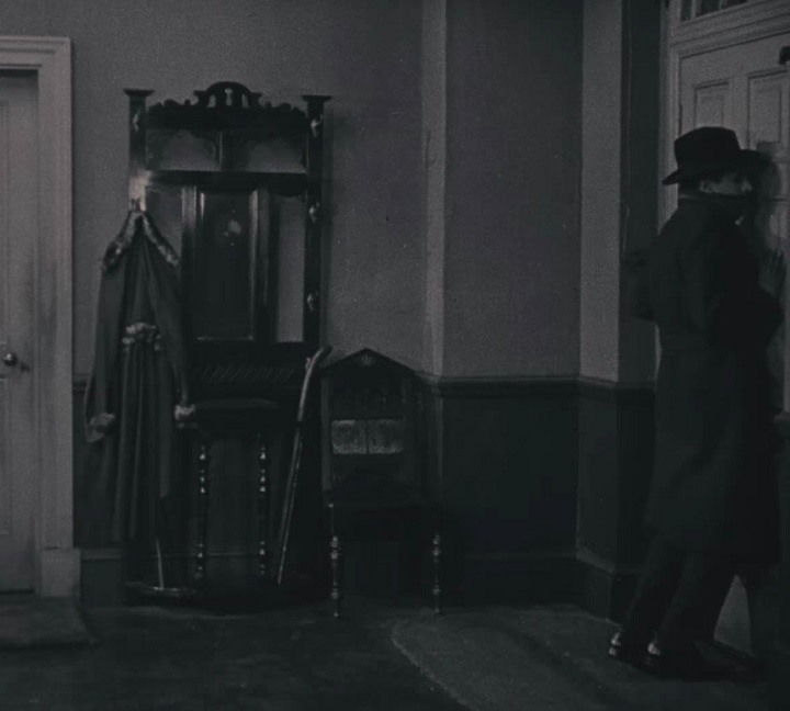 Considerado inovador em sua técnica e narrativa, o filme apresentava um assassino à espreita em um apartamento de Londres, utilizando elementos como suspense visual, voyeurismo e a manipulação da perspectiva do espectador.