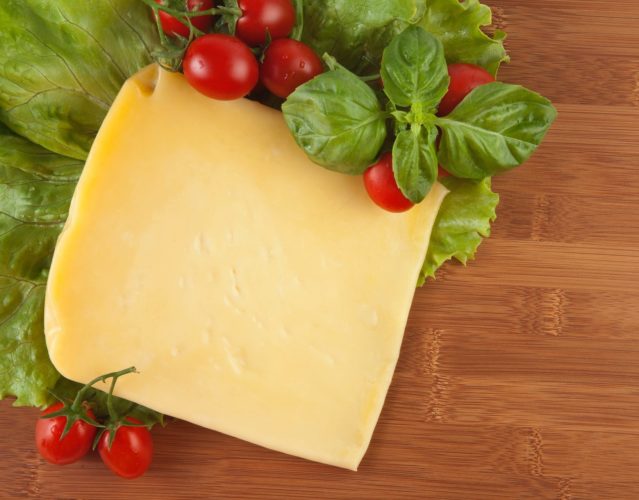 O queijo mussarela é rico em cálcio e uma boa fonte de proteínas. Sendo assim, uma fatia de 30 g deste tipo de queijo pode conter cerca de 230 mg de cálcio. 