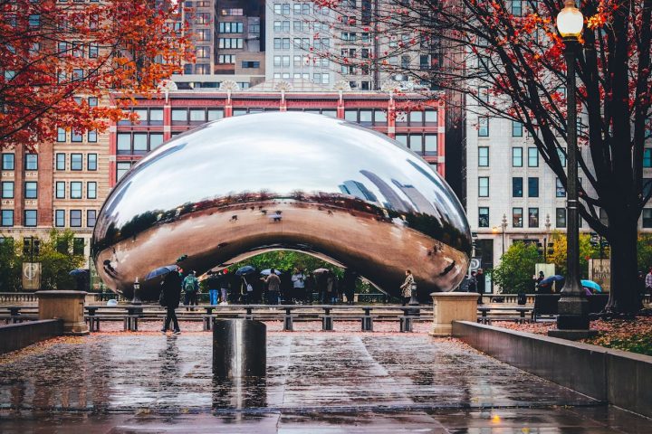Outra atração famosa é o Millennium Park, onde está a famosa escultura The Bean (Cloud Gate).