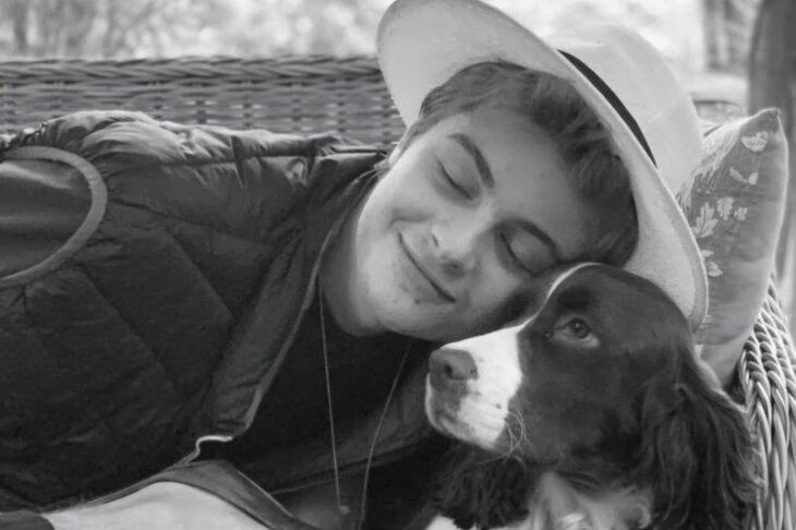 O príncipe Frederik de Luxemburgo, filho mais novo do príncipe Robert de Luxemburgo e da princesa Julie de Nassau, morreu no dia 1/3/2025 com uma doença genética rara chamada POLG. O FLIPAR mostrou a luta da família e republica para quem não viu.
